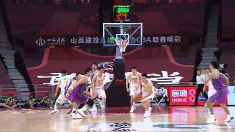 张涵钧反击上篮.gif