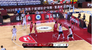 贺希宁被压到膝盖受伤.gif