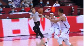 韩德君反击单手暴扣.gif