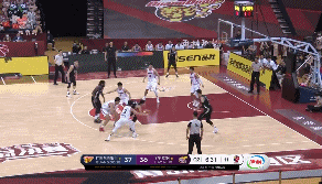 郭艾伦夹缝中上篮打进.gif