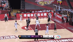 徐杰精准妙传 周鹏篮下轻松打进.gif