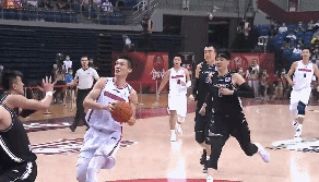 周鹏反击双手暴扣.gif