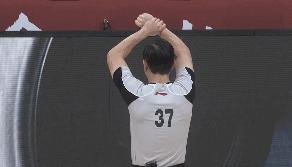 王化东违体犯规.gif