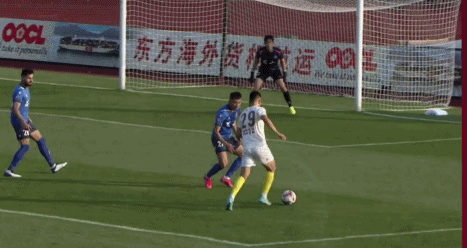 谭龙传中打手臂.gif