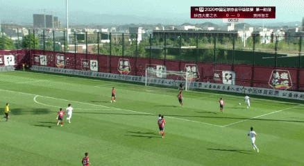 张萌祺倒三角回传 桂宏低射破门.gif