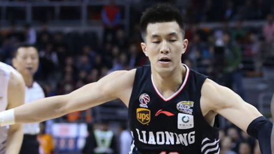 真心英雄郭艾伦末节15分完杀新疆整条外线