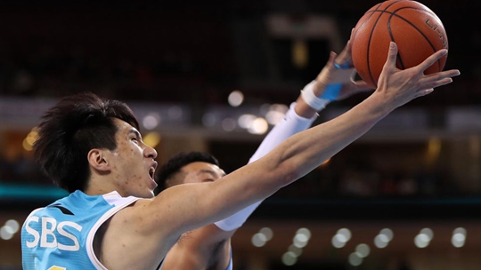 冷面杀手!黄毅超半场轰下20分