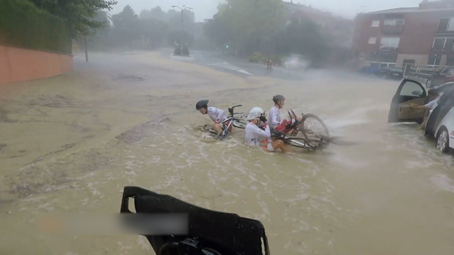 自行车赛突遇暴雨 车手苦不堪言惨遭摔车