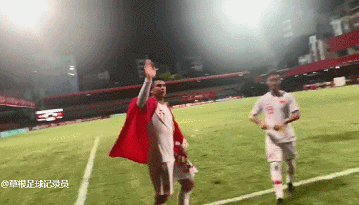 韦世豪捡国旗1.gif