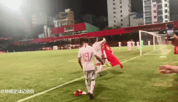 韦世豪捡国旗2.gif
