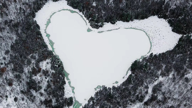 车手翻车现场：吕景曦自驾寻找心湖 雪地陷车教你如何自救