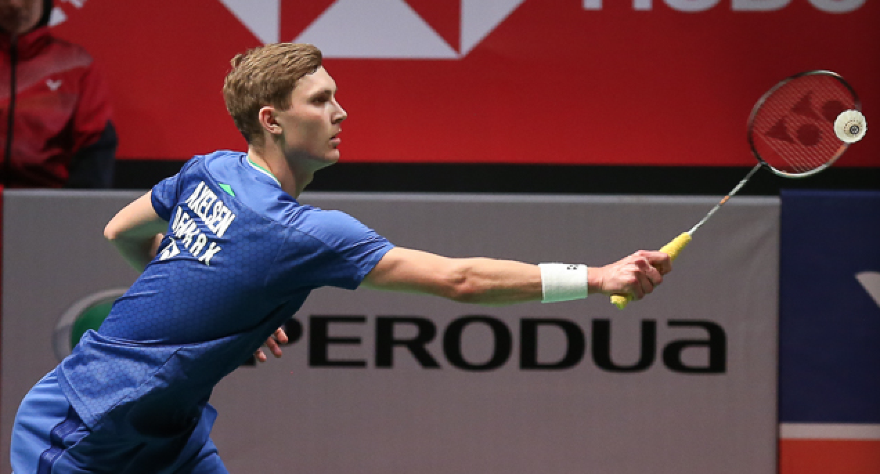 安赛龙两局轻取伍家朗 率先晋级决赛!