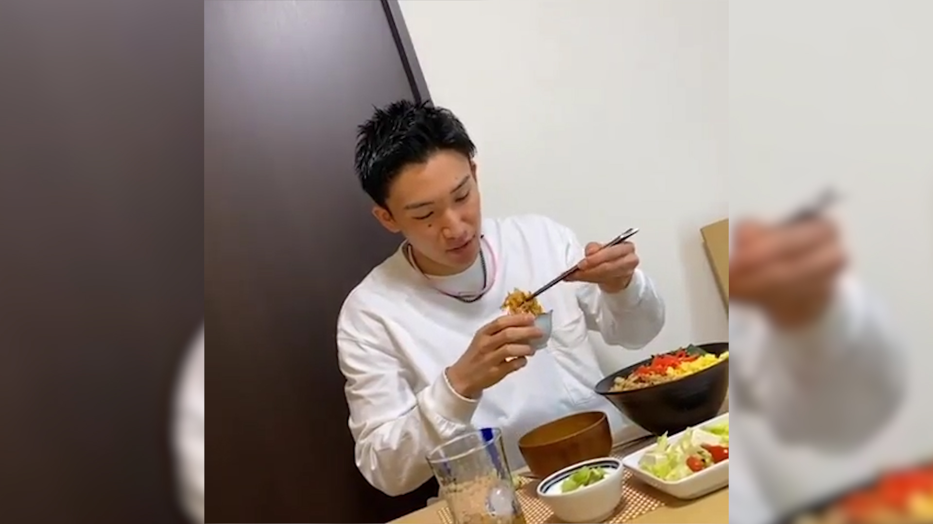 阳光大男孩桃田晒出在家的美食
