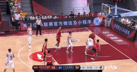 万圣伟假动作单打沈梓捷.gif