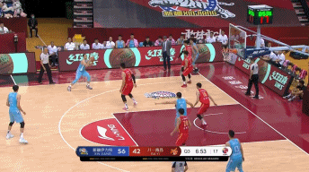 周琦弧顶再中三分球.gif