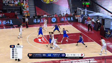 任骏飞精彩走位上篮打进.gif
