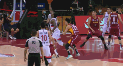 吴前快攻中秒传朱续航轻松吃饼.gif