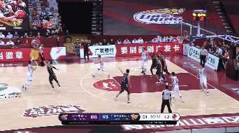 郭艾伦压哨三分.gif