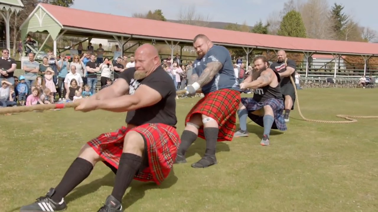 4位穿裙子大力士vs6位壮汉 别样拔河比赛结果竟是这样