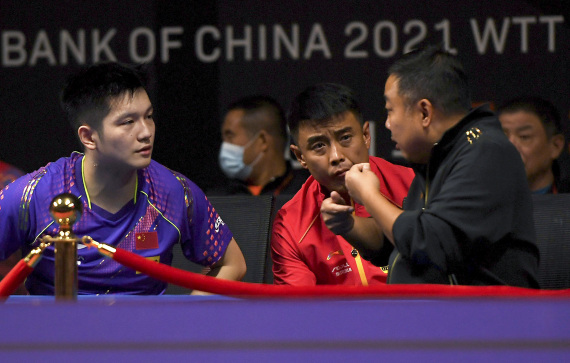 5月6日，樊振东（前左）在比赛后与中国乒协主席刘国梁（前右）交流。新华社记者许雅楠摄