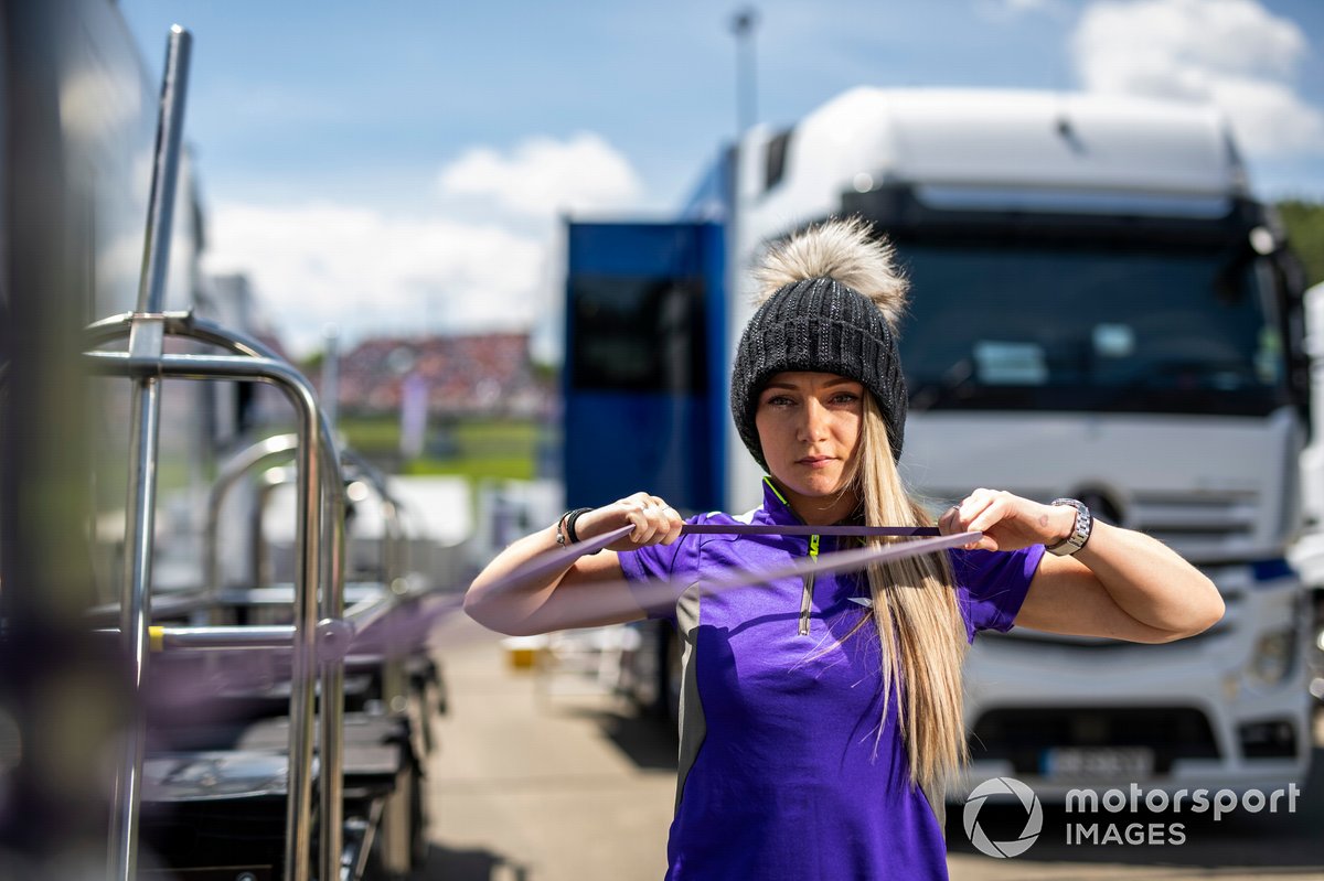 Jessica Hawkins, warms up prior to the race