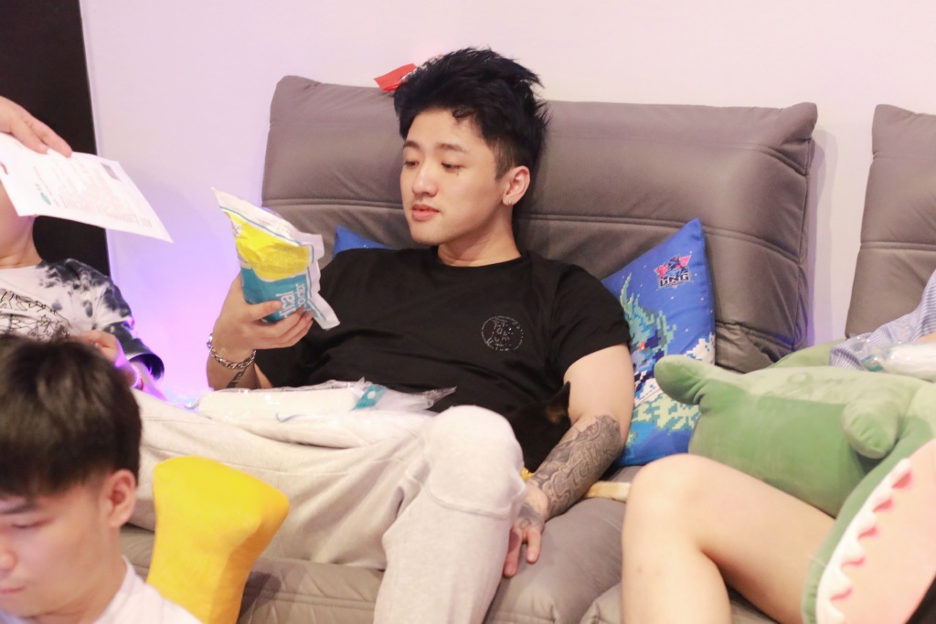 0068GZJSgy1guu3clvtm0j634022ob2a02.jpeg