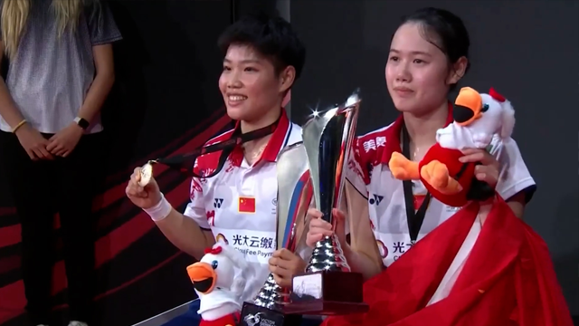 2021丹麦公开赛颁奖仪式 黄东萍/郑雨夺得女双冠军