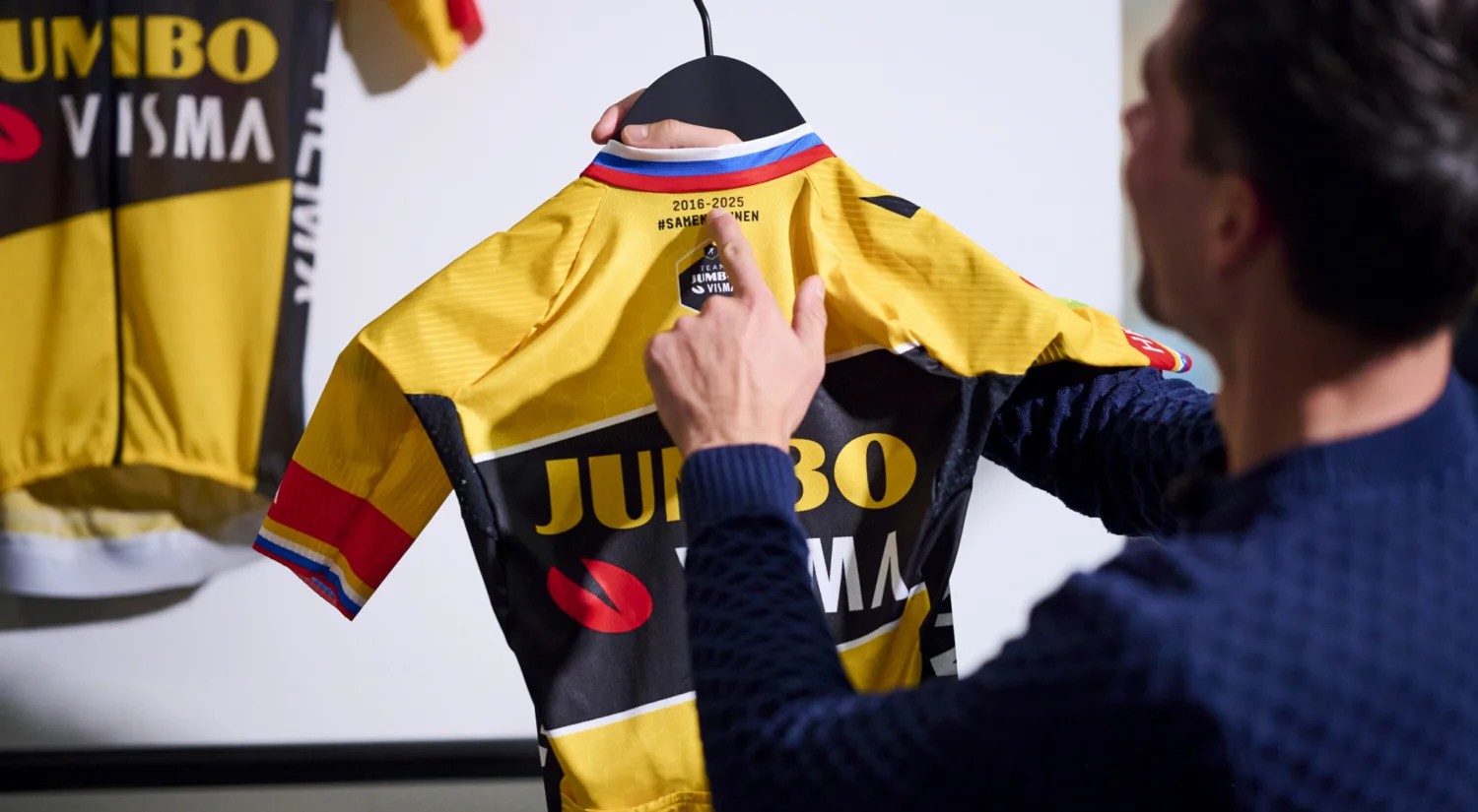 Primoz-Roglic-contractverlenging-en-shirt-2022-9.jpg