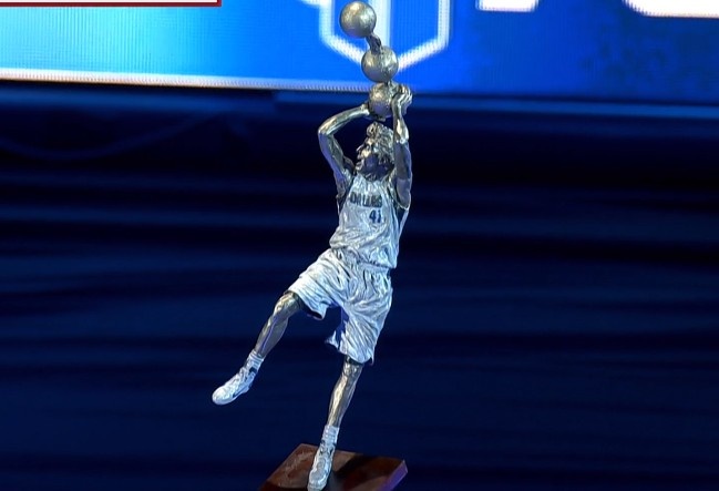 库班现场展示诺维茨基的“银角大王”雕像模型，并承诺在球馆外竖立该雕像