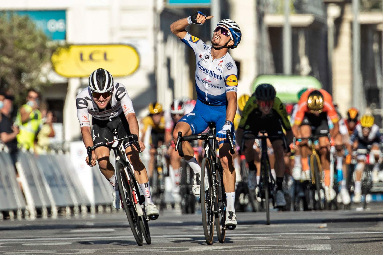 Julian-Alaphilippe-2020-Tour-de-France-Stage-2-on-Specialized-clincher-tires-inner-tubes-non-tubeless-carbon-wheels_finish-photo-by-Alex-Broadway-of-ASO.jpg