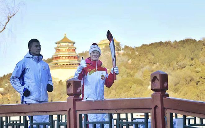 2月4日上午，冬奥火炬在颐和园进行传递，丁宁担任此站火炬传递的第一棒。新京报记者 李木易 摄