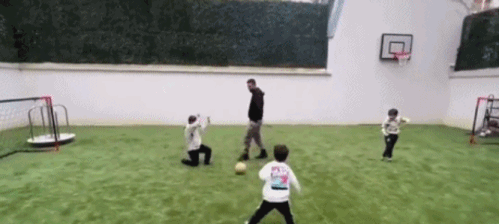 梅西与孩子踢球.gif