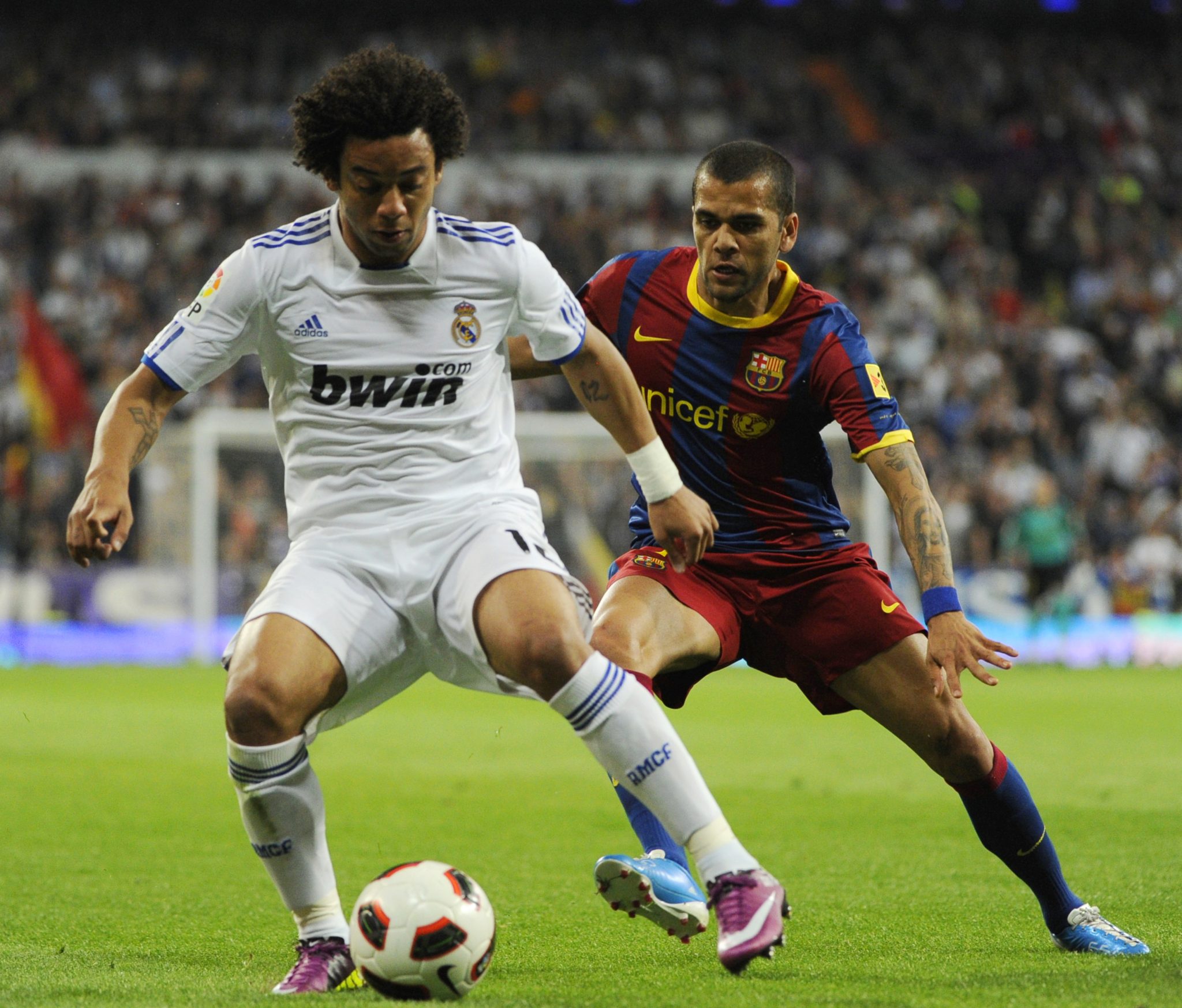 barcelonas-brazilian-defender-dani-alve-2048x1747.jpg