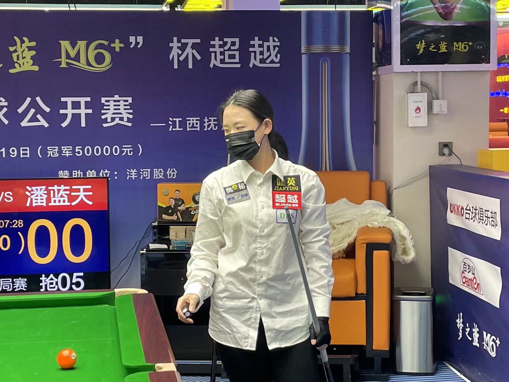 因凡蒂诺与国际象棋冠军得主丁立人会见合影，获赠棋盘