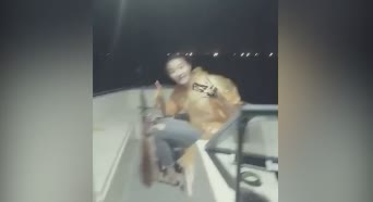 谢杏芳晚上出海夜钓 网友：小羽在哪里？