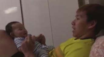 吉迪恩与爱子其乐融融 世界第一男双化身超级奶爸