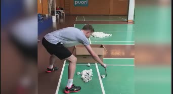 球感练习  盖德用球拍捡羽毛球
