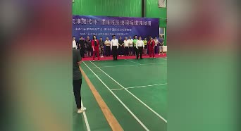 羽毛球赛被摄像抢镜 专注拍摄却尴尬摔跤