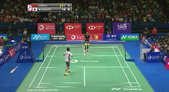 对手球擦网  谌龙没有打到球无奈苦笑