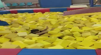 戴资颖玩网红弹力游戏被困 担心袜子被踩坏