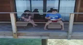 宠妻狂魔吉迪恩撒狗粮 陪妻子海边度假
