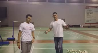 印尼一哥乔纳坦 球拍捡球强化手腕灵活性