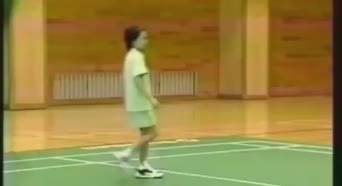 小女孩灵活的手法诡异的球路让人惊叹
