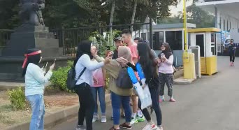 韩呈恺遭遇粉丝合影无法脱身