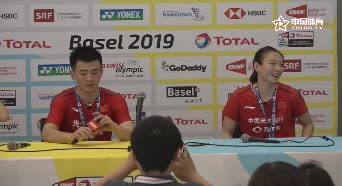 2019世锦赛 | 郑思维发布会错拿话筒