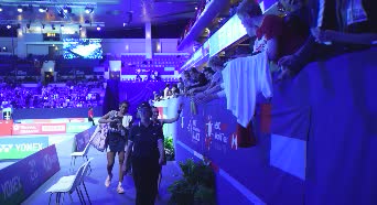 戴资颖人气高 球迷争相要签名